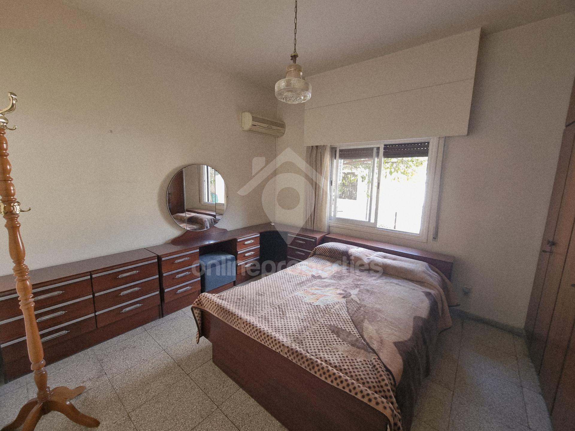 To change image, hover mouse over thumbnails below