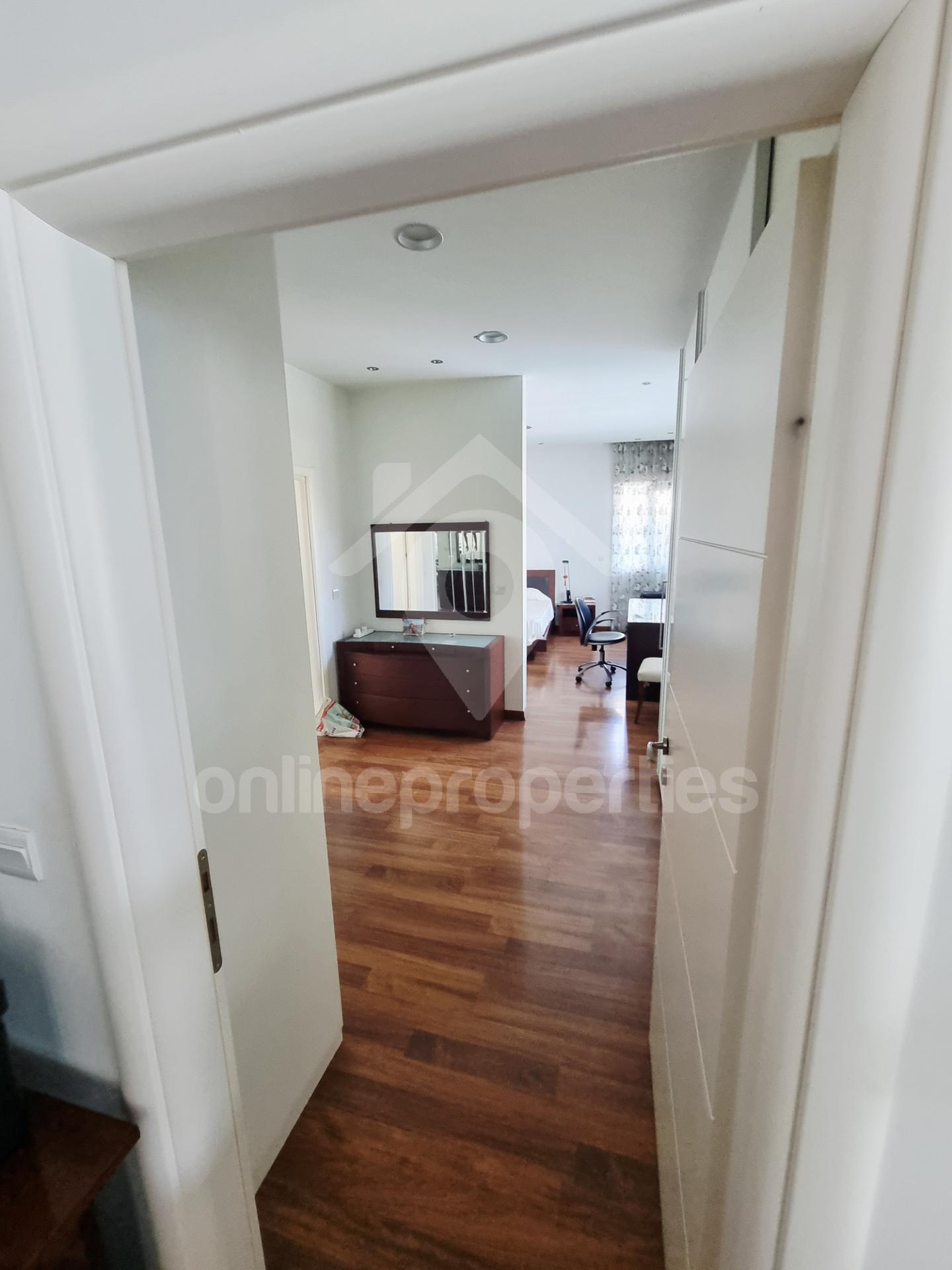 To change image, hover mouse over thumbnails below