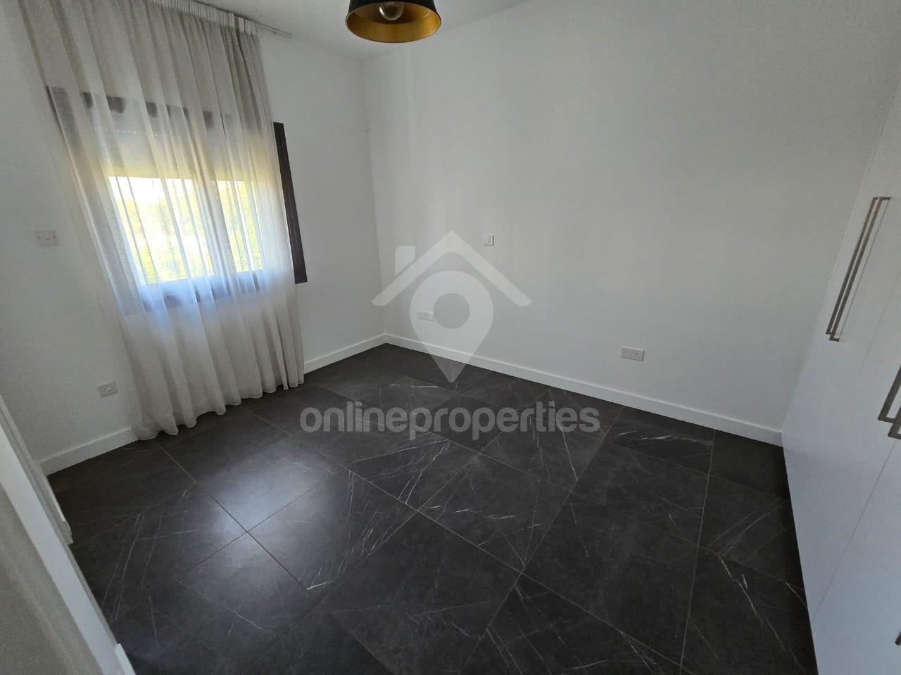 To change image, hover mouse over thumbnails below