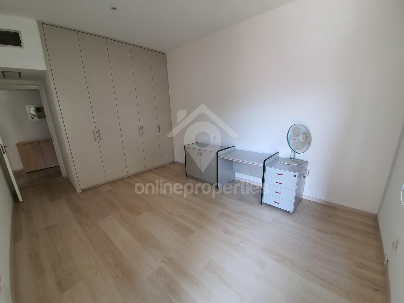 To change image, hover mouse over thumbnails below