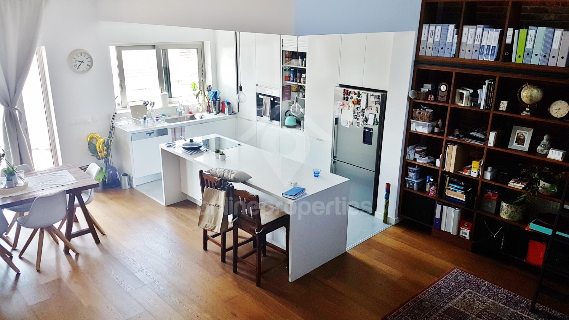 To change image, hover mouse over thumbnails below