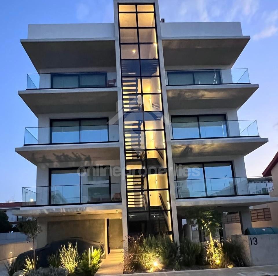 To change image, hover mouse over thumbnails below