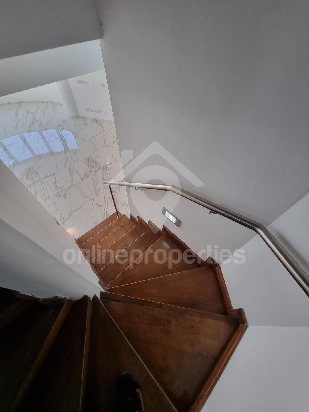 To change image, hover mouse over thumbnails below