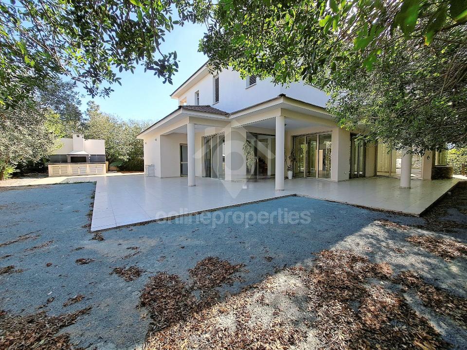 Beautiful,well maintained Detached House off Eleonon Ave