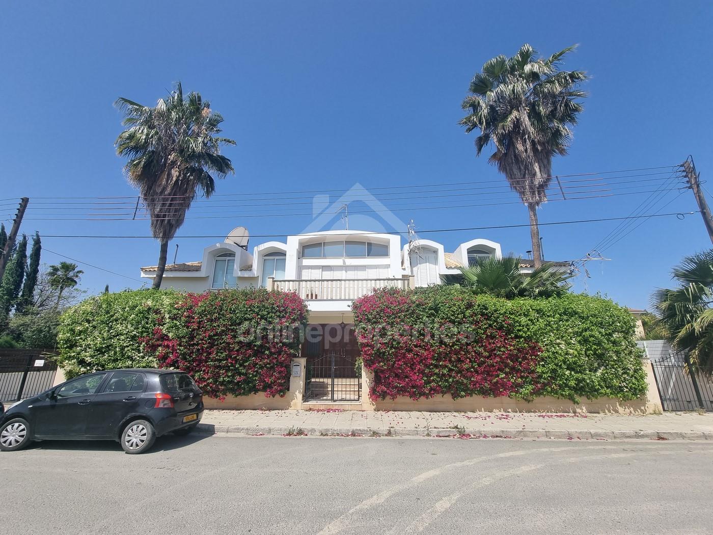 Beautiful Detached 4 bed+ service room, big patio plus yard