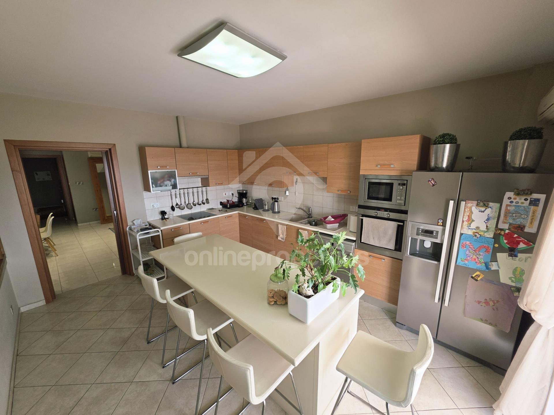 To change image, hover mouse over thumbnails below