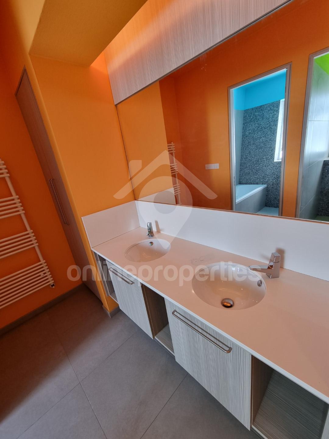 To change image, hover mouse over thumbnails below