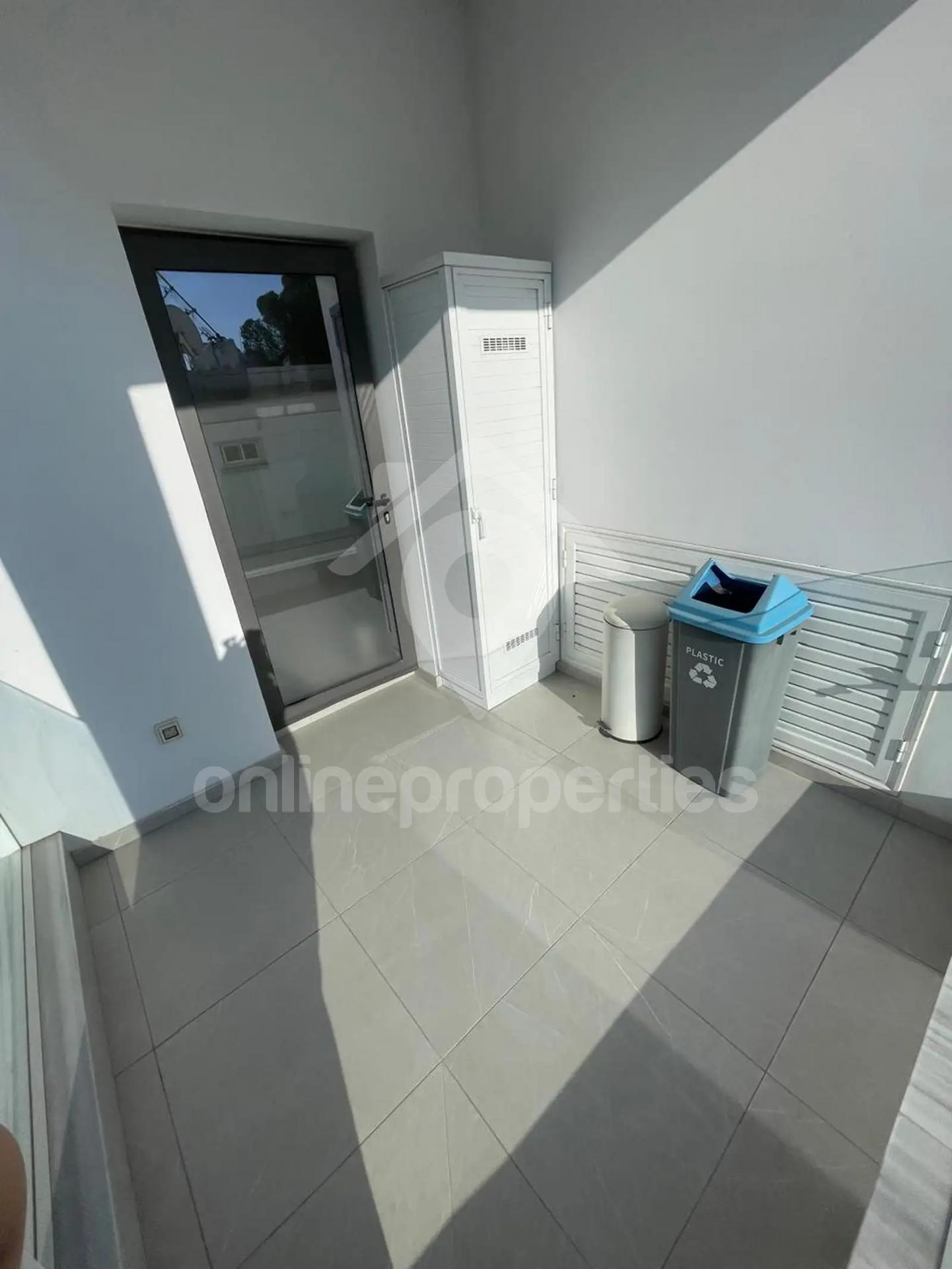 To change image, hover mouse over thumbnails below