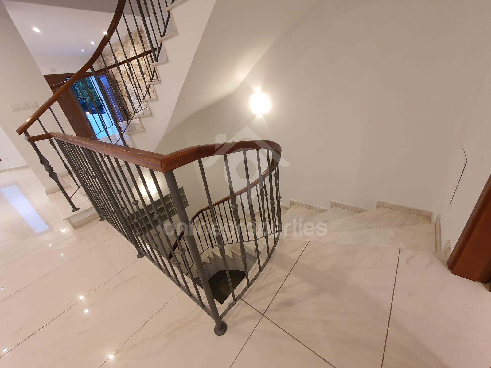 To change image, hover mouse over thumbnails below