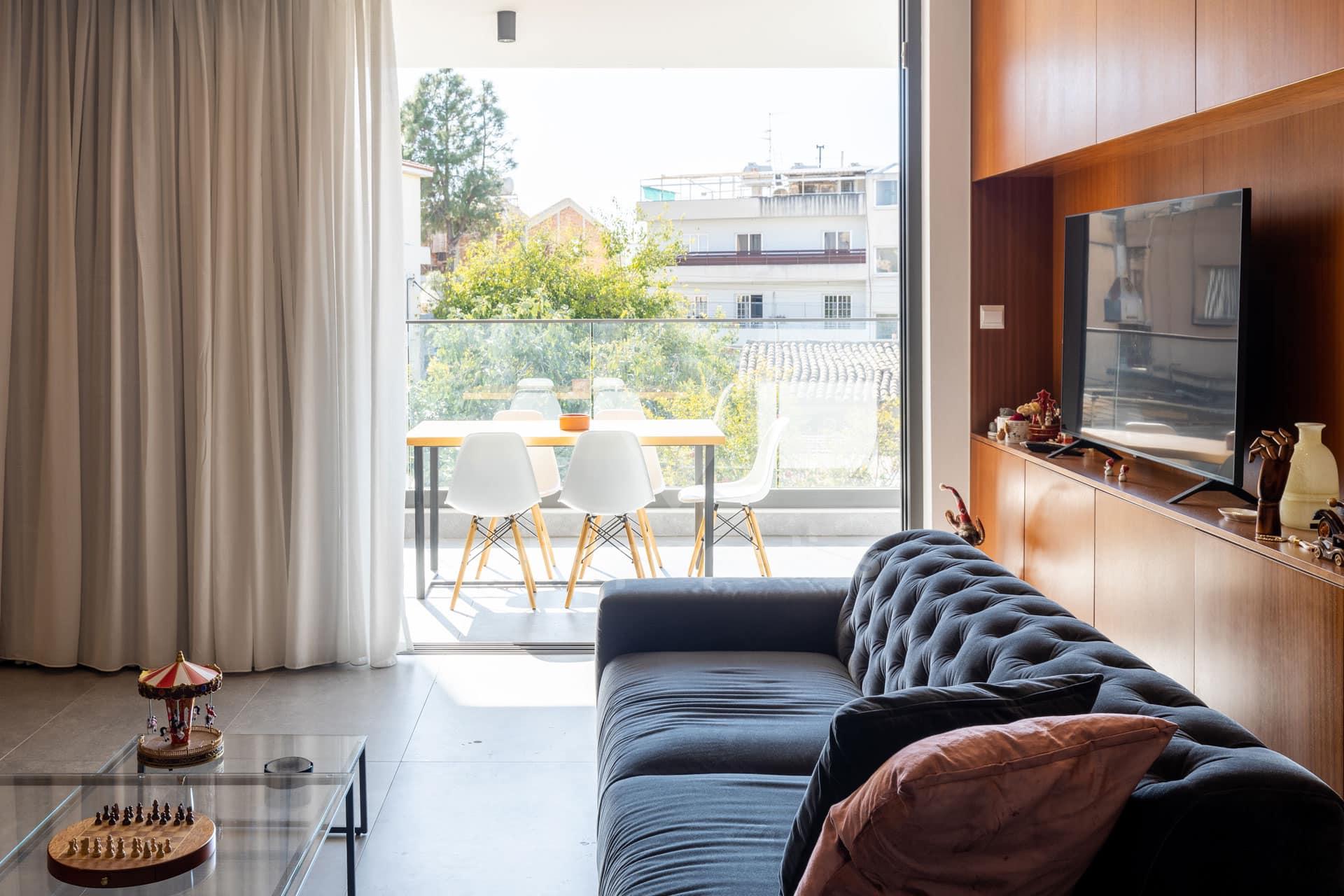 To change image, hover mouse over thumbnails below