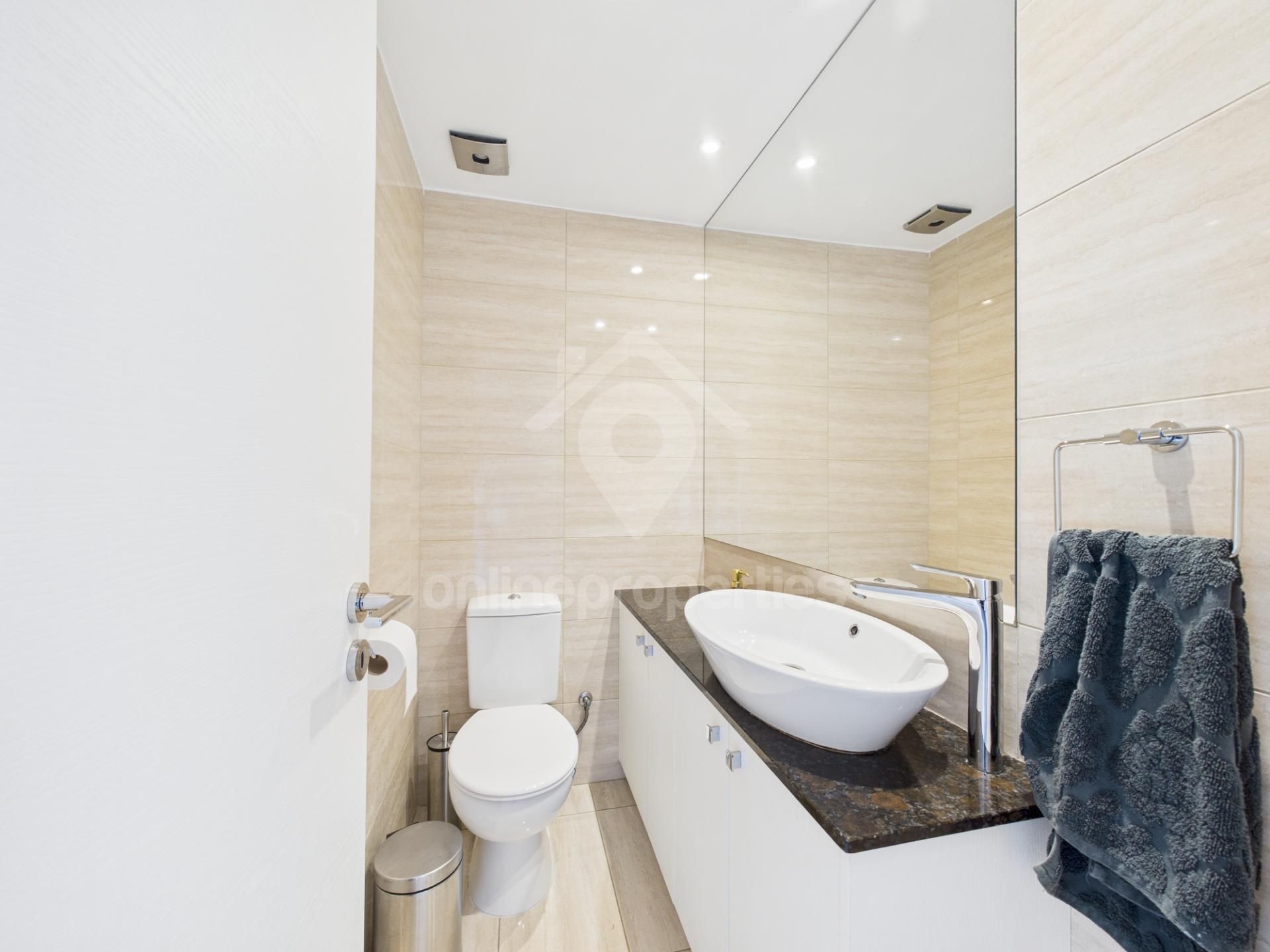 To change image, hover mouse over thumbnails below