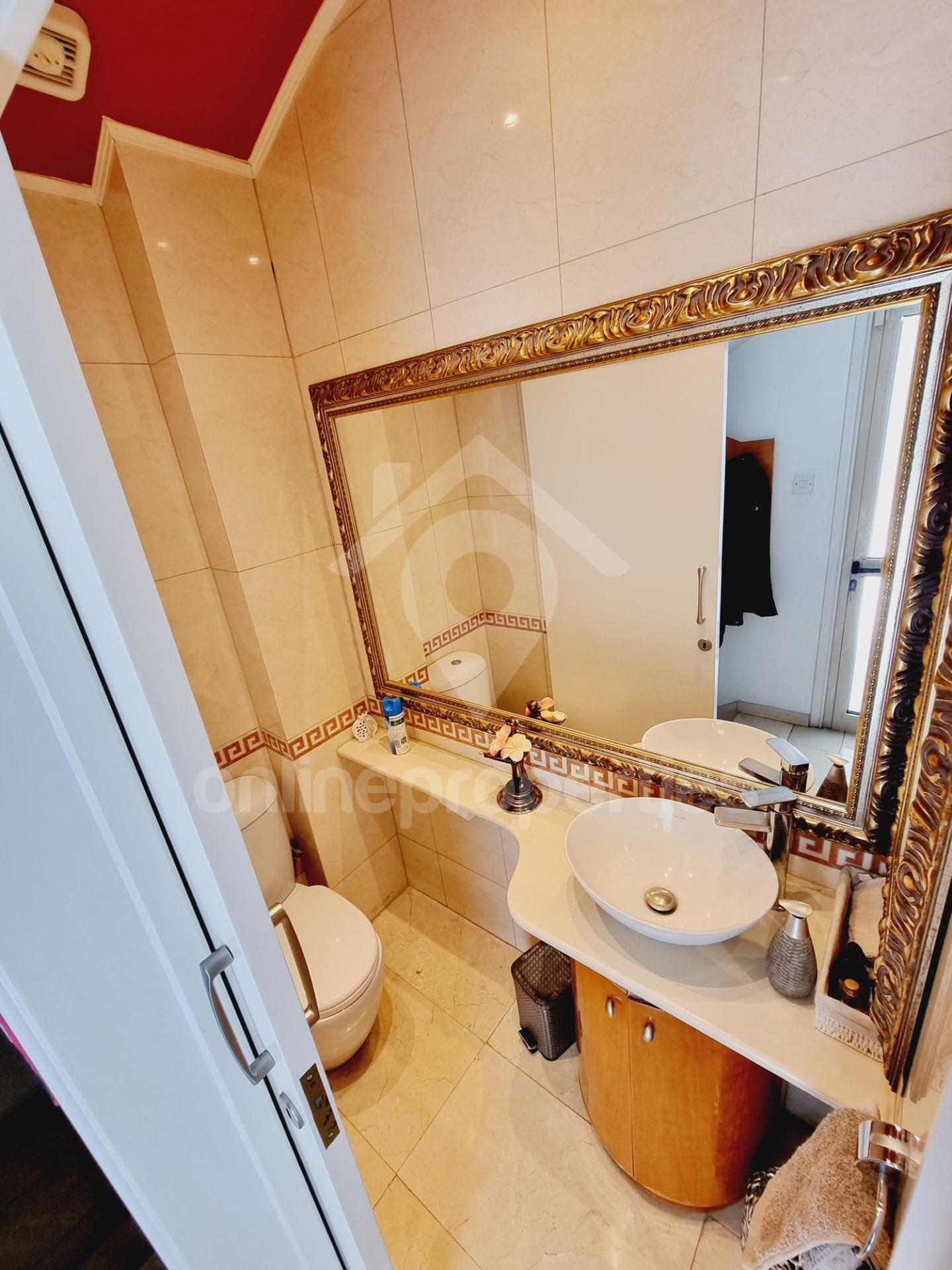 To change image, hover mouse over thumbnails below