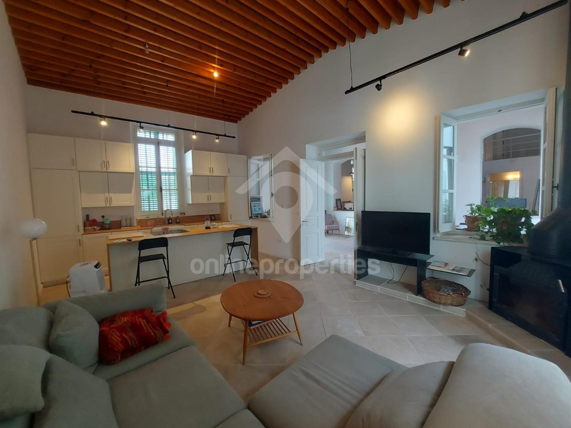 To change image, hover mouse over thumbnails below