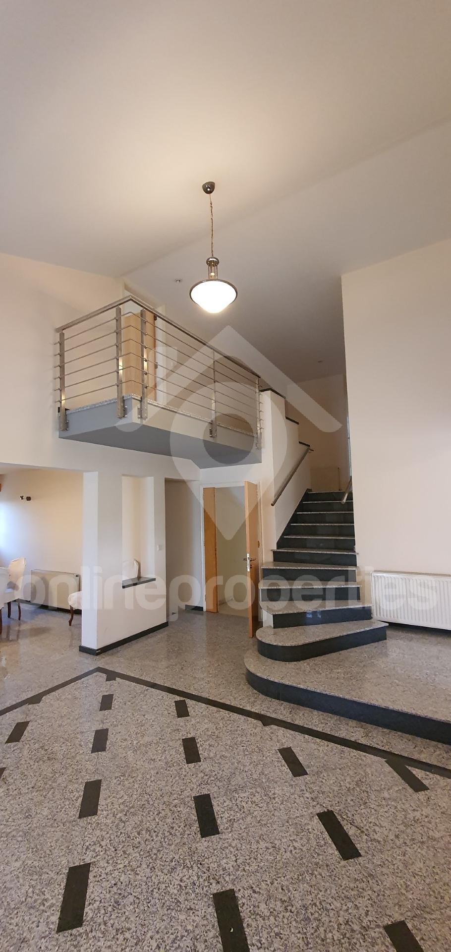 To change image, hover mouse over thumbnails below