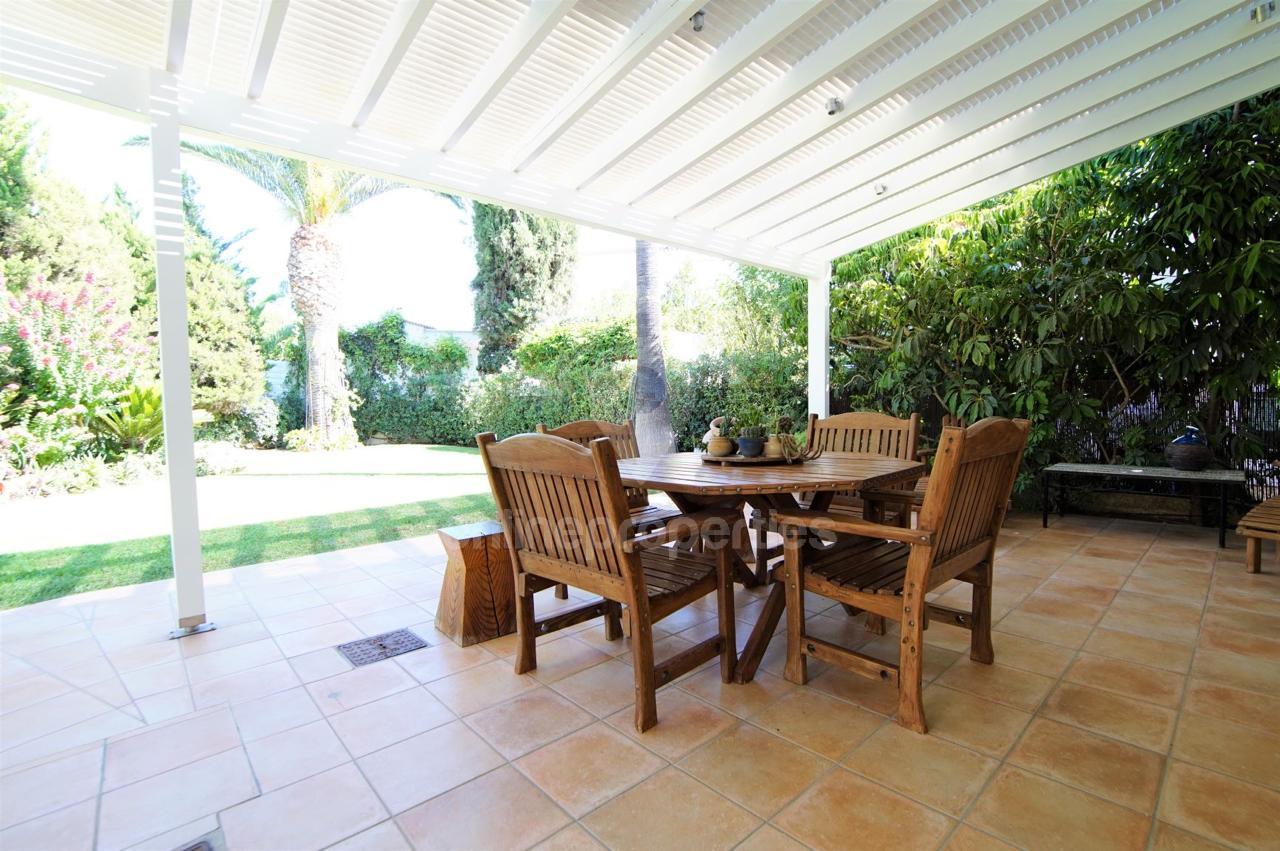 To change image, hover mouse over thumbnails below