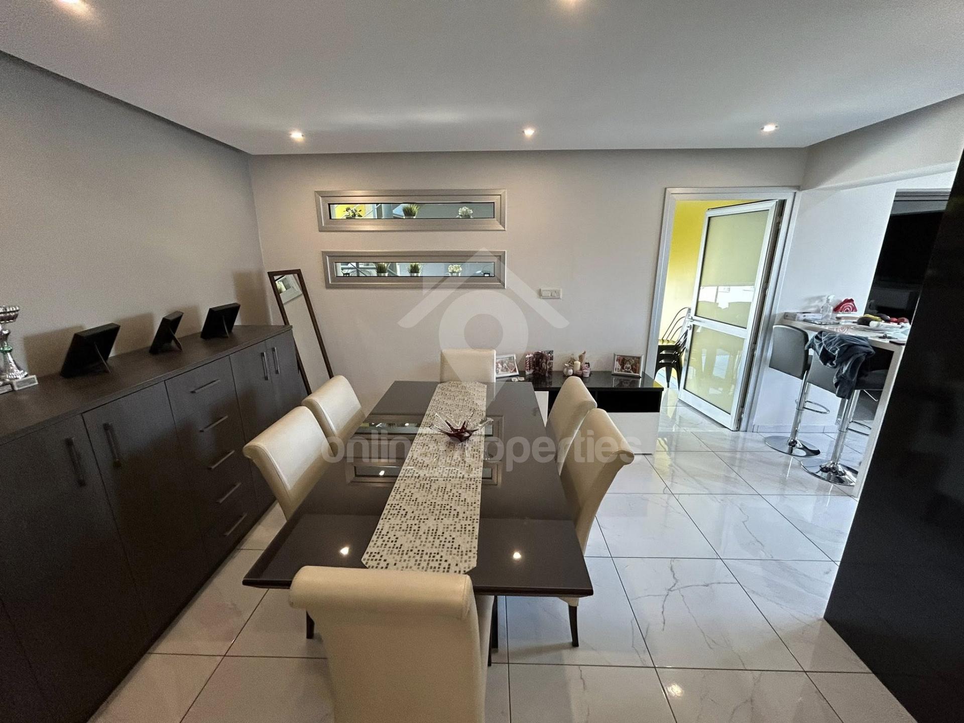 To change image, hover mouse over thumbnails below