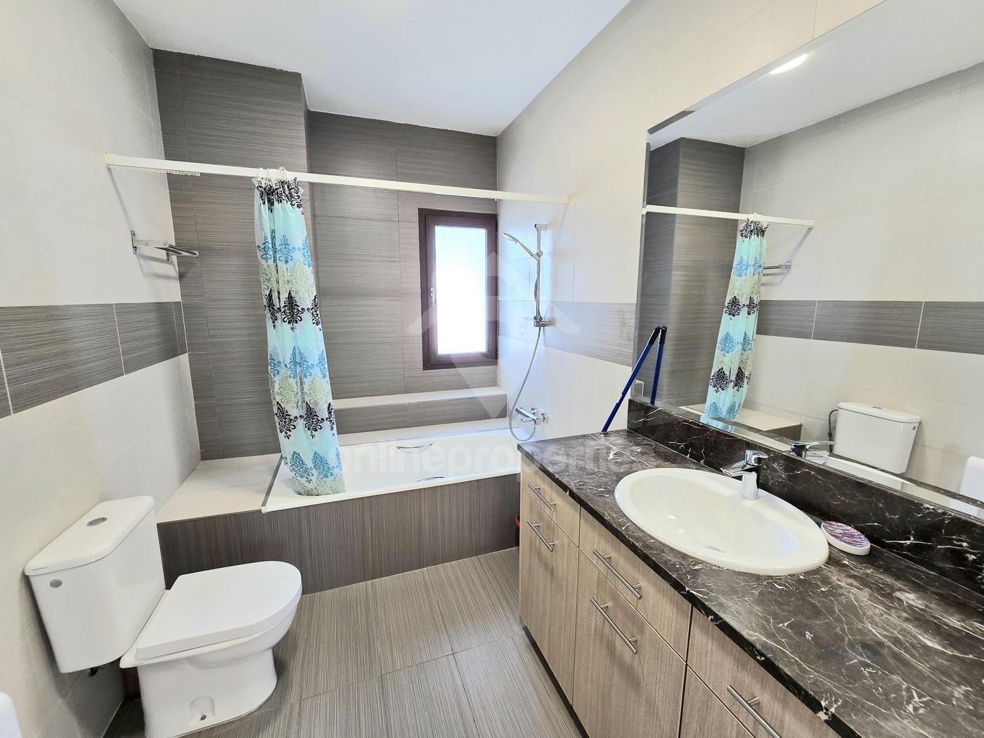 To change image, hover mouse over thumbnails below