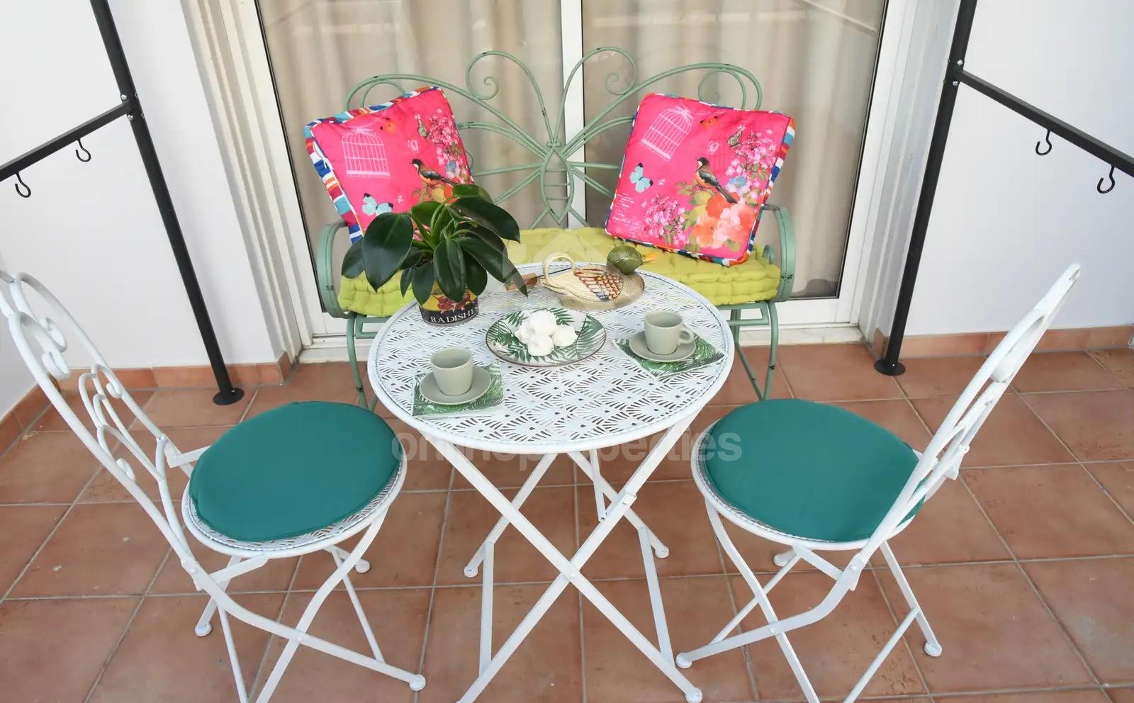 To change image, hover mouse over thumbnails below