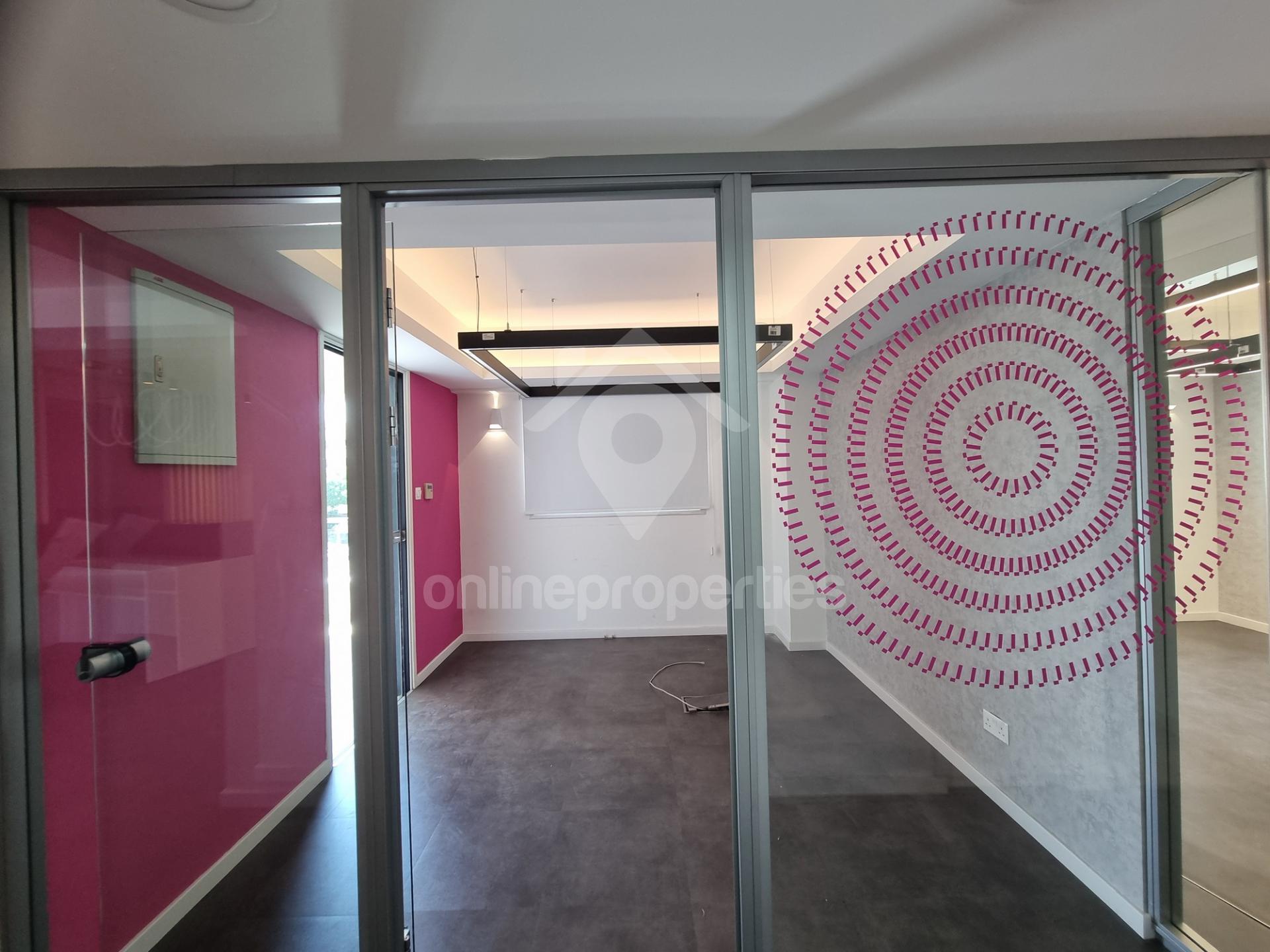 To change image, hover mouse over thumbnails below