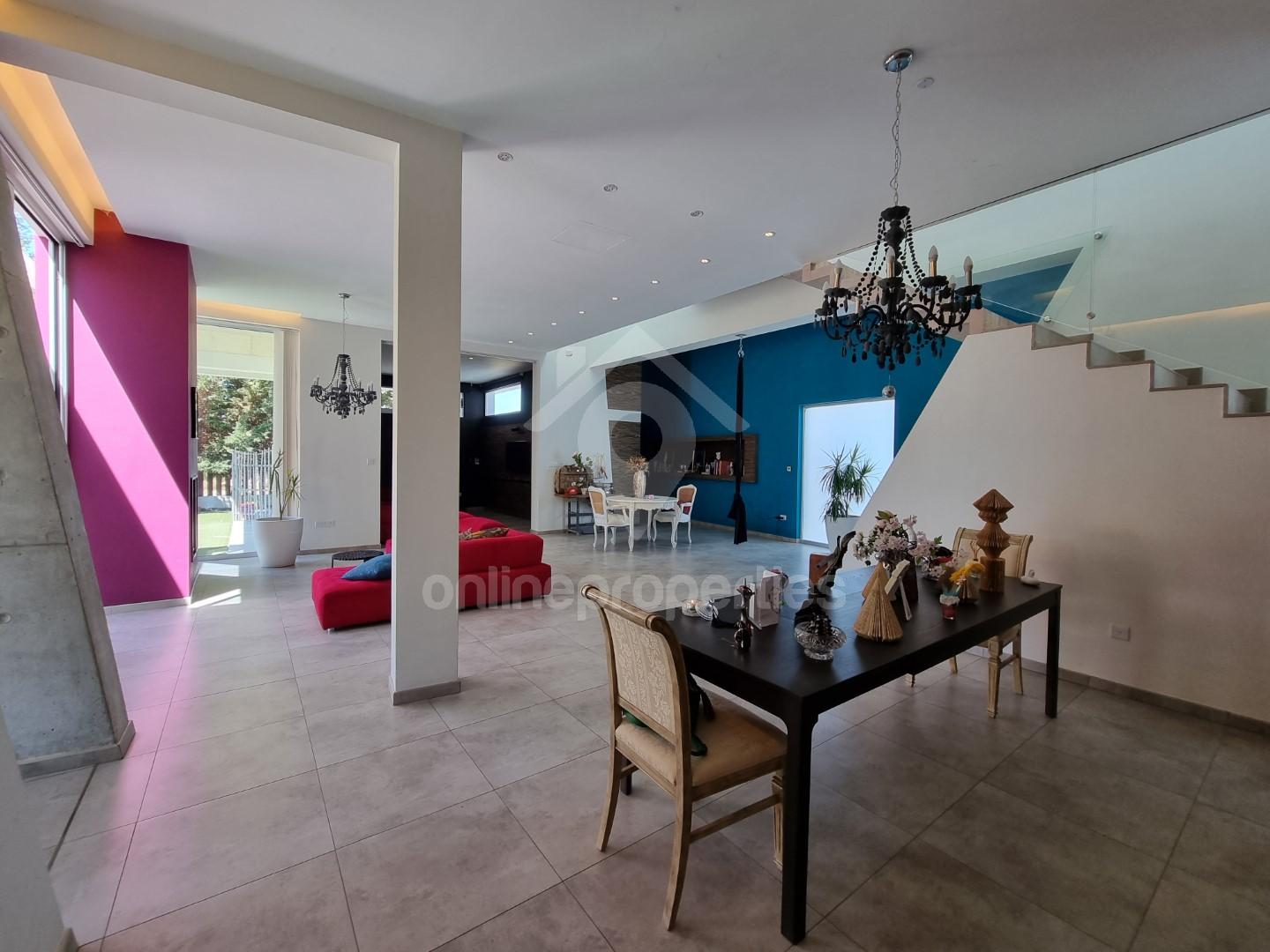 To change image, hover mouse over thumbnails below