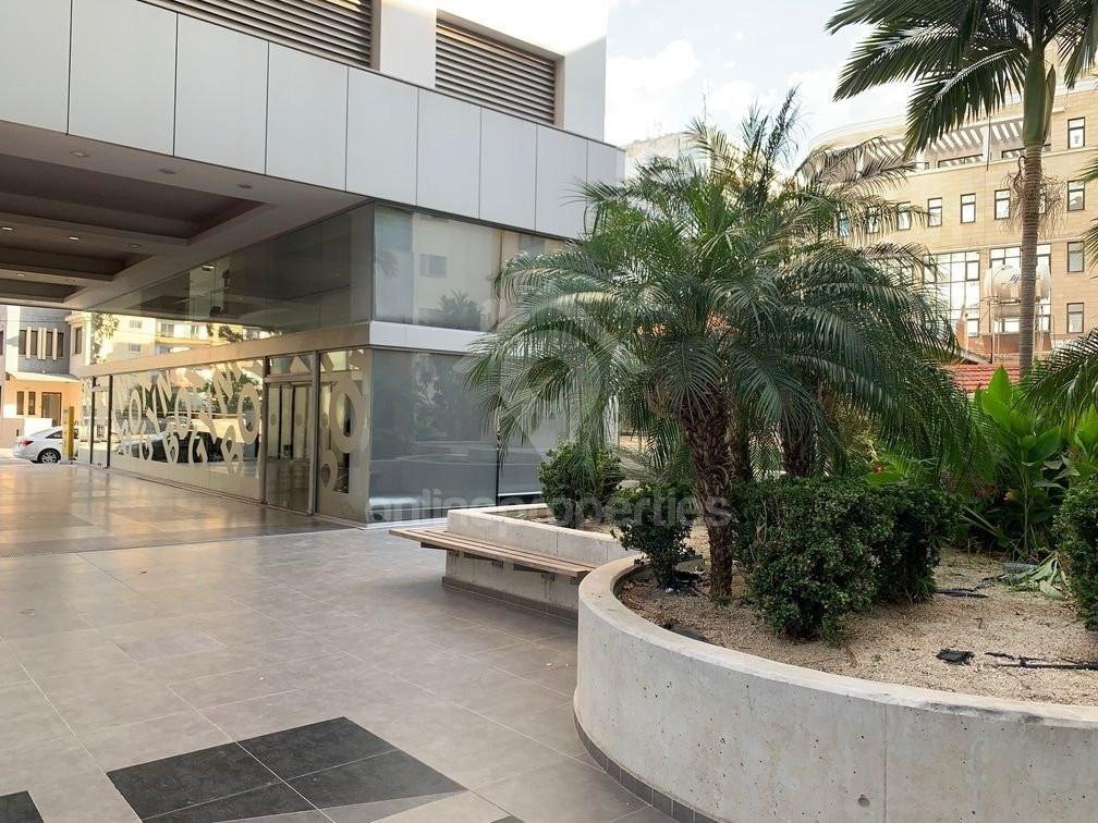 To change image, hover mouse over thumbnails below