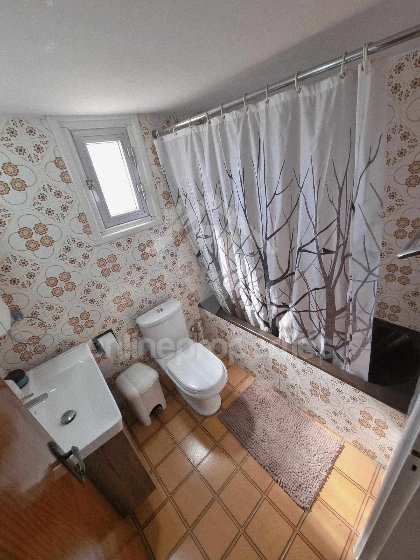 To change image, hover mouse over thumbnails below