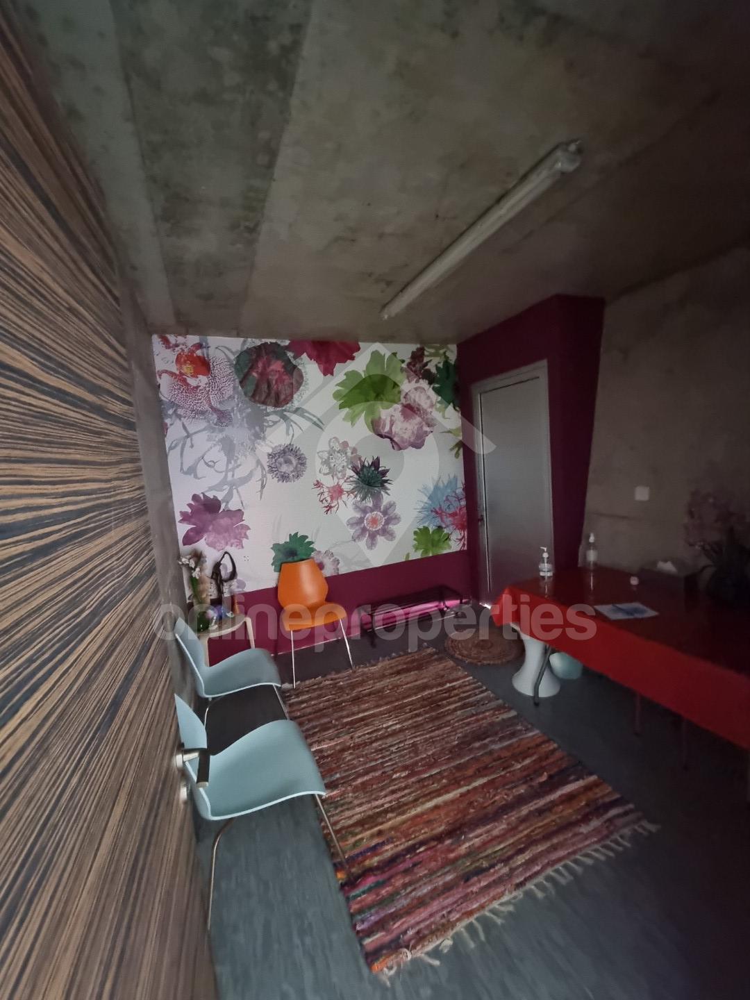 To change image, hover mouse over thumbnails below