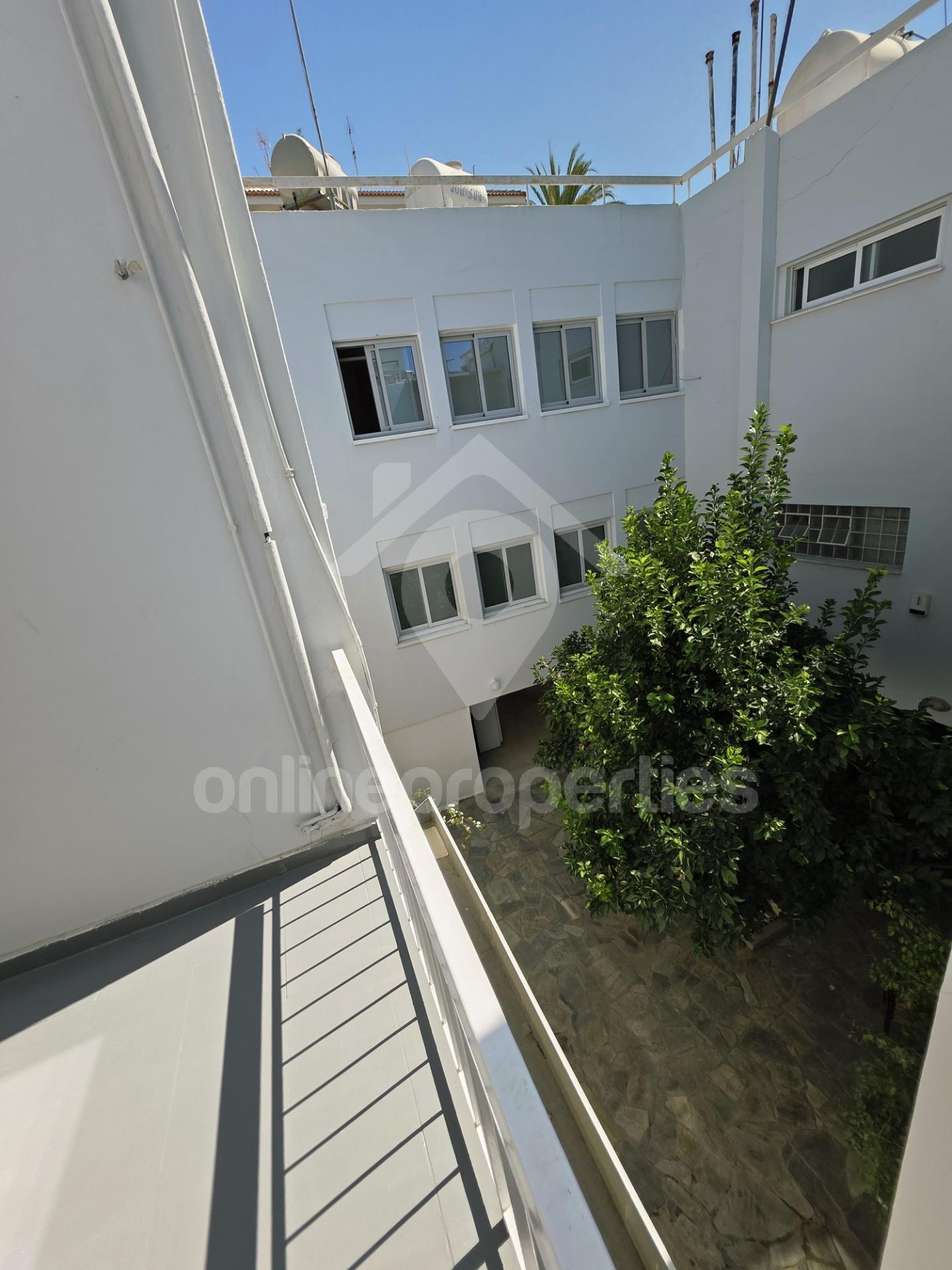 To change image, hover mouse over thumbnails below