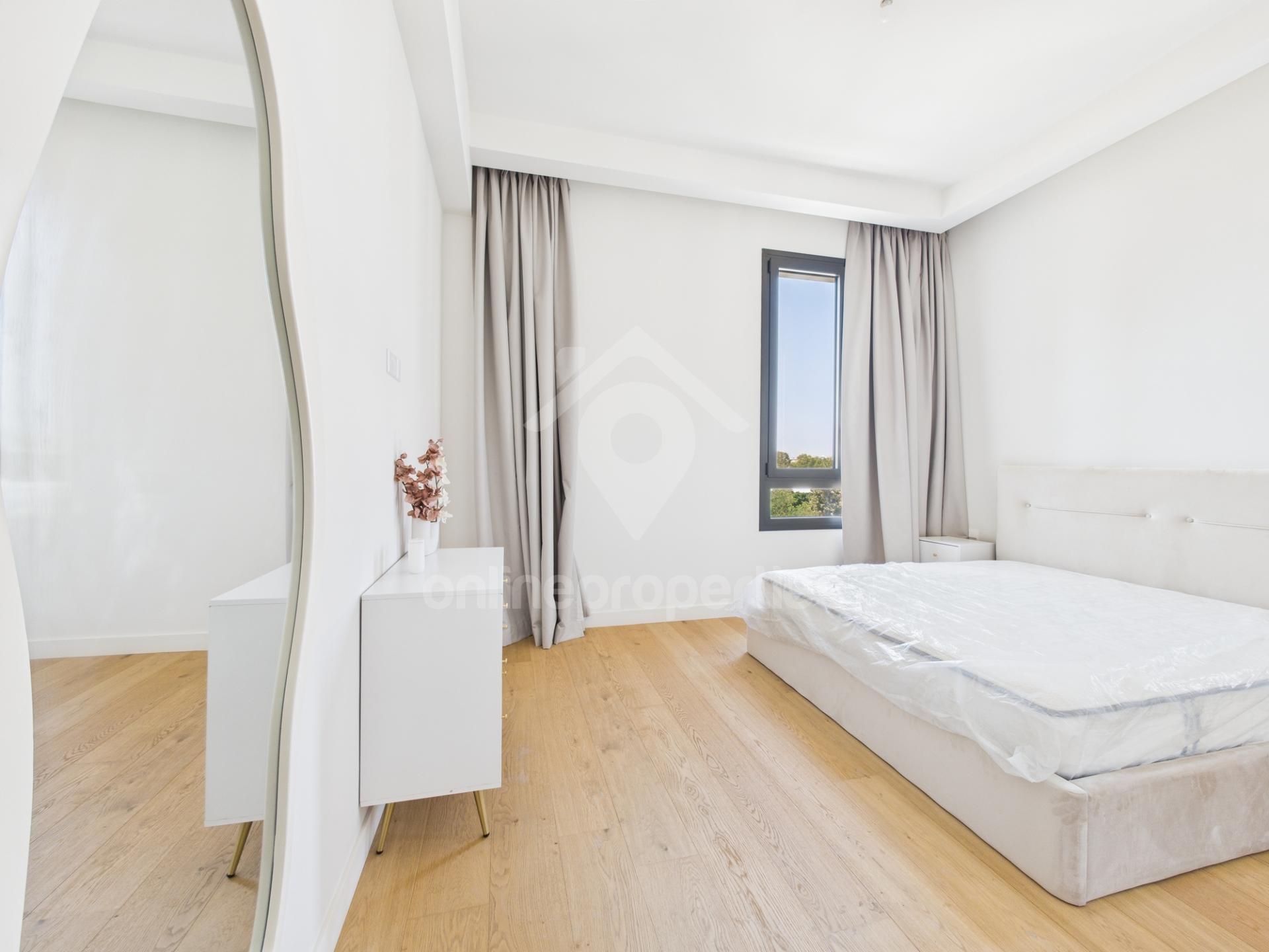 To change image, hover mouse over thumbnails below