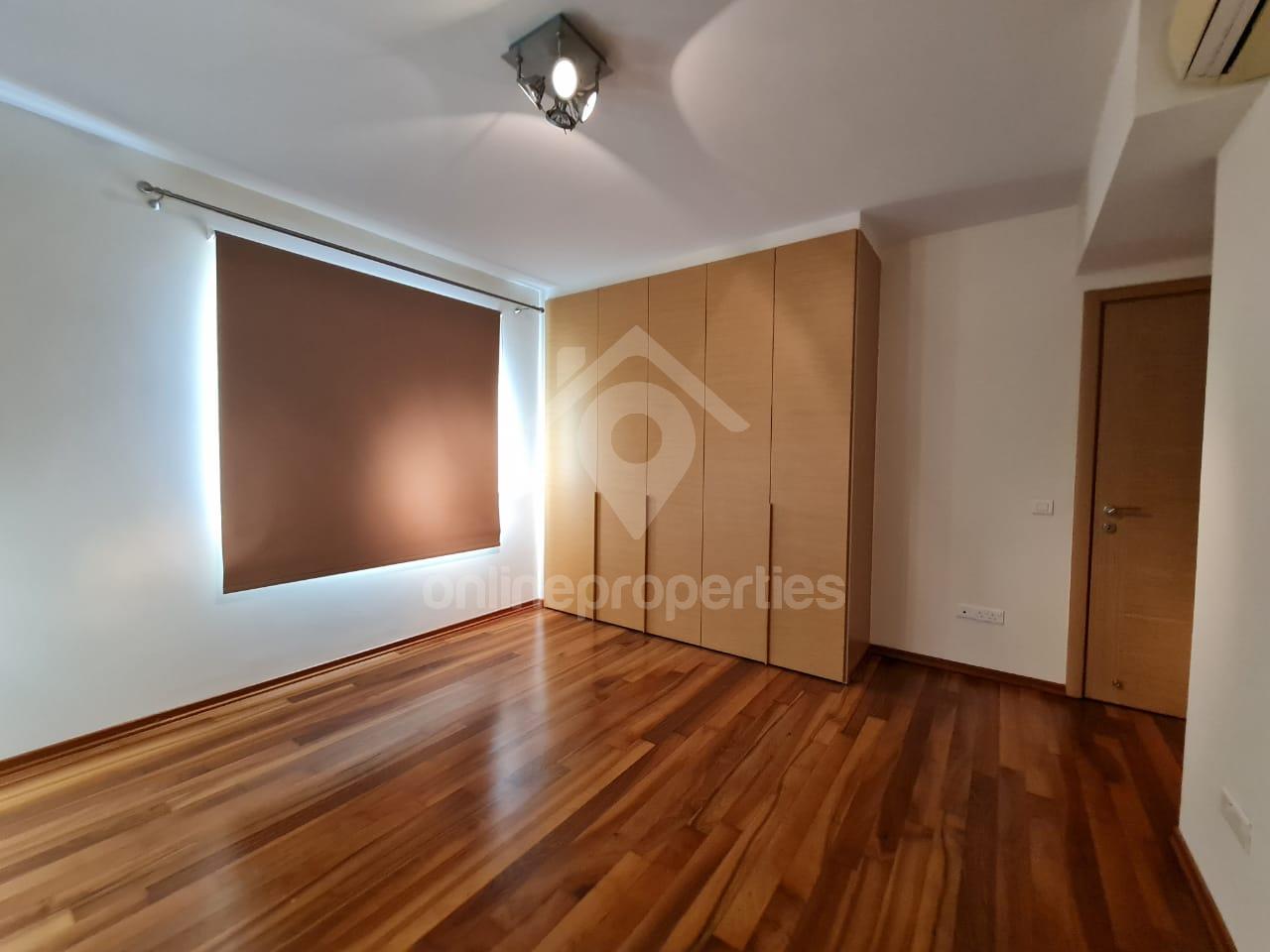 To change image, hover mouse over thumbnails below