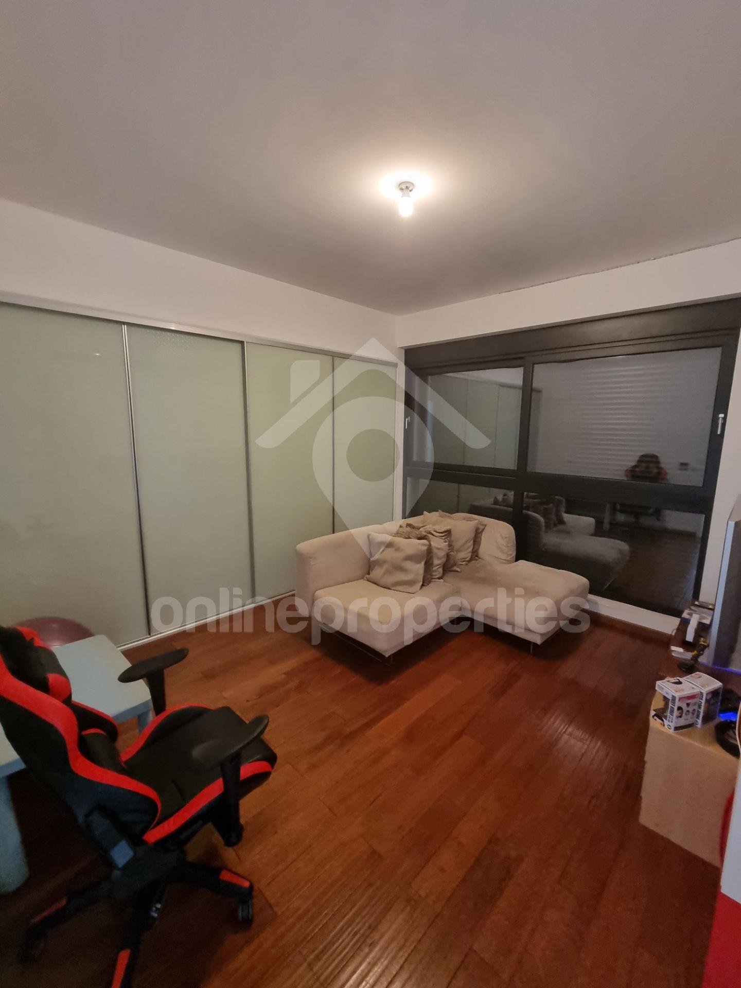 To change image, hover mouse over thumbnails below