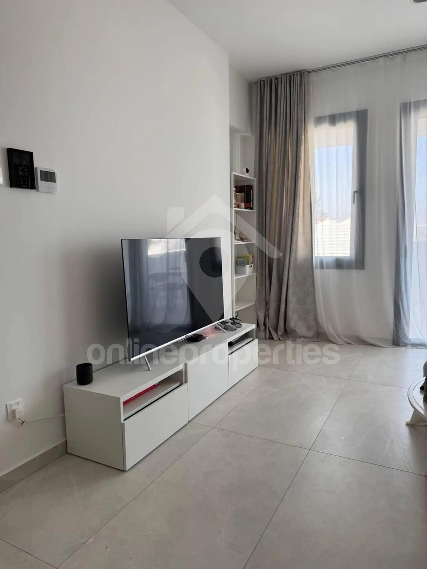 To change image, hover mouse over thumbnails below