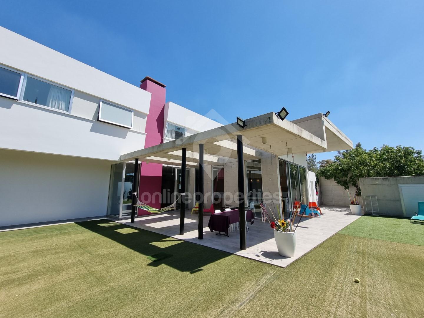 To change image, hover mouse over thumbnails below