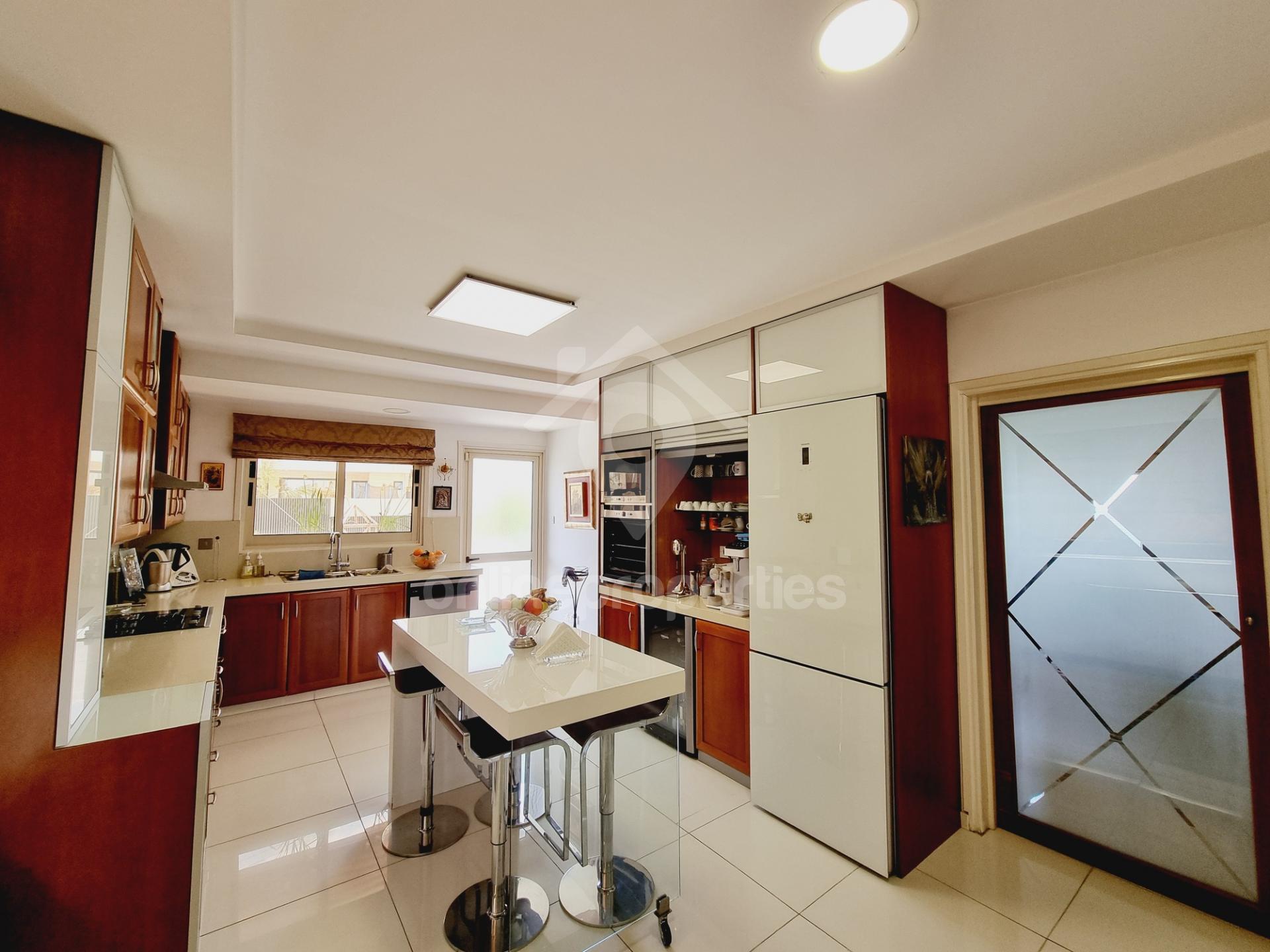 To change image, hover mouse over thumbnails below