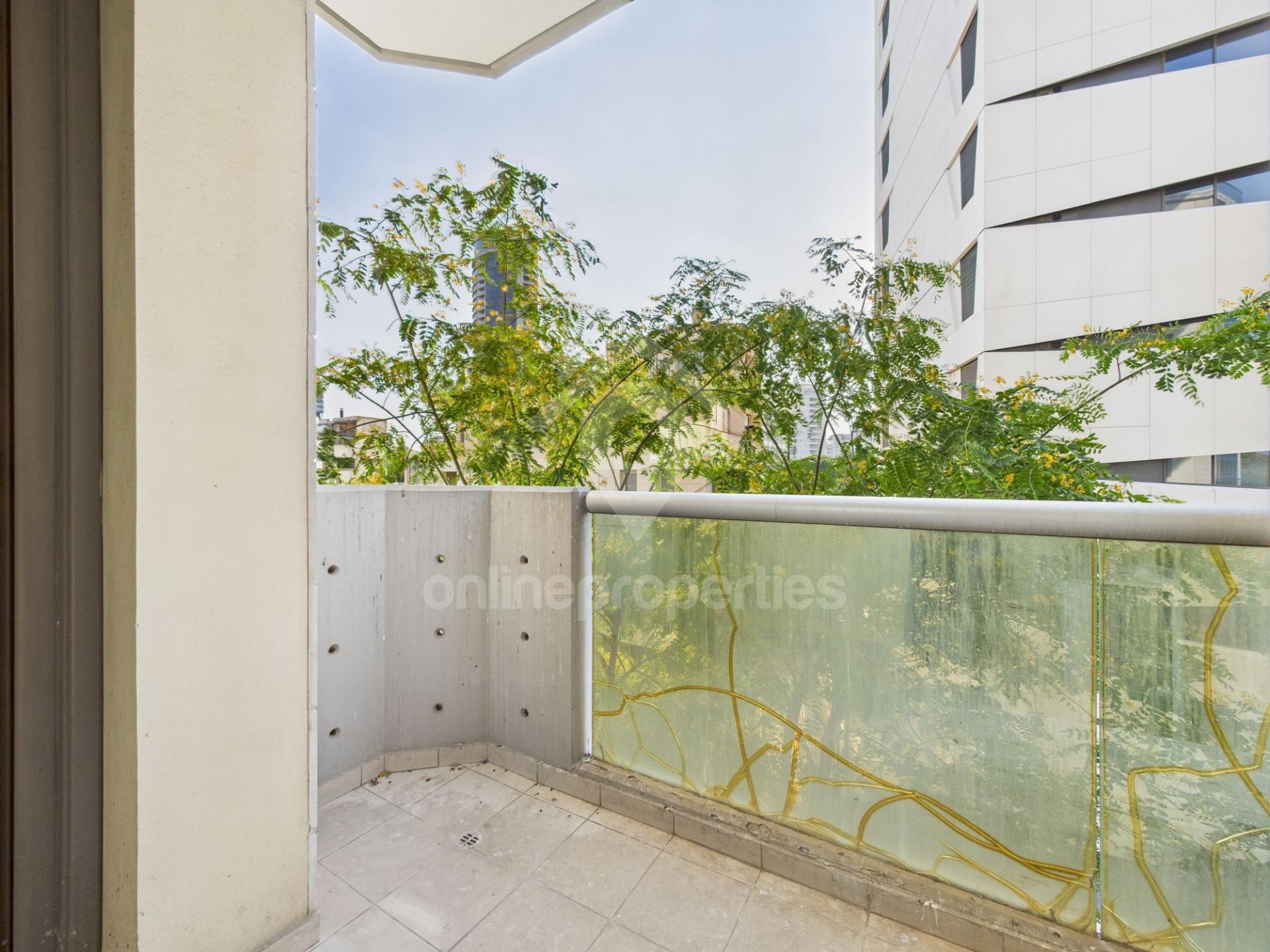 To change image, hover mouse over thumbnails below