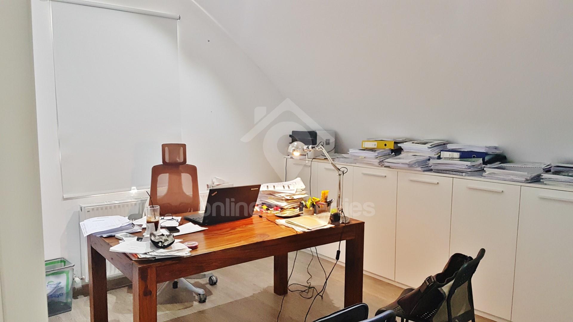 To change image, hover mouse over thumbnails below