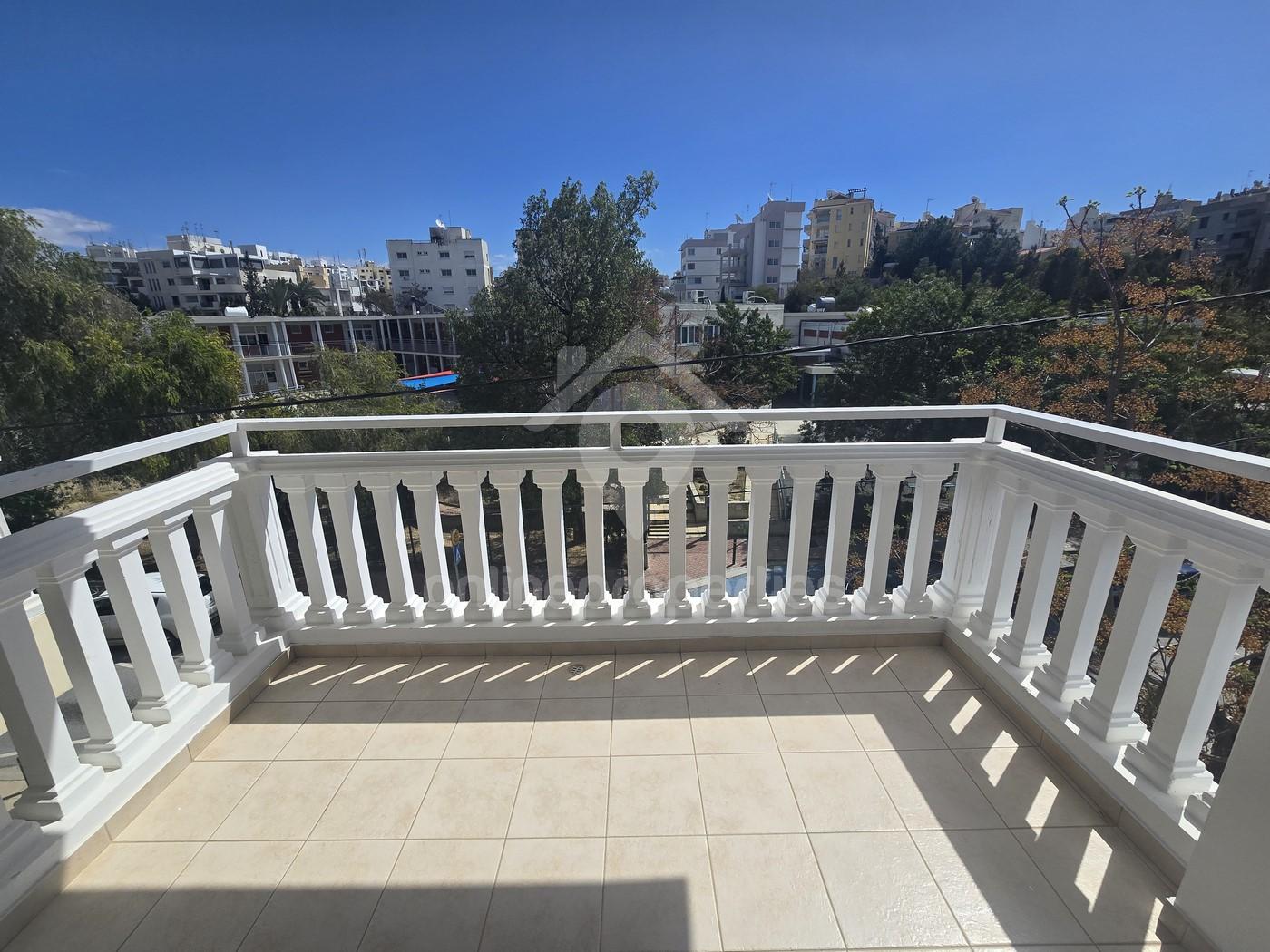 To change image, hover mouse over thumbnails below