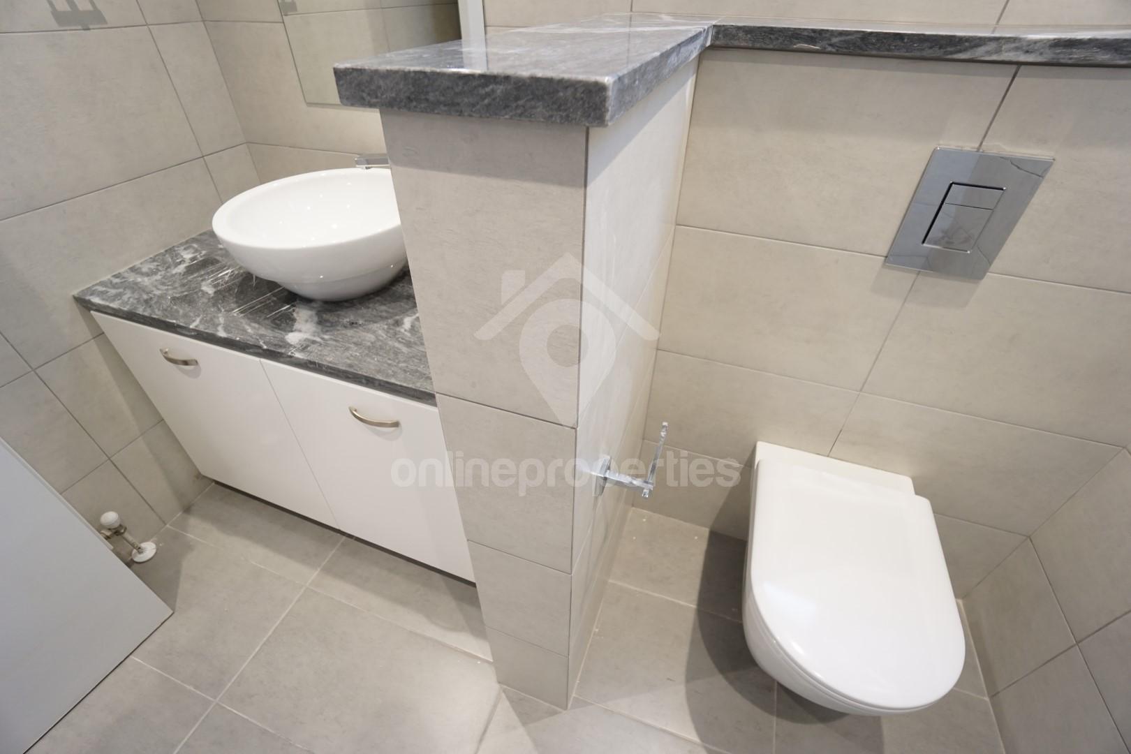 To change image, hover mouse over thumbnails below