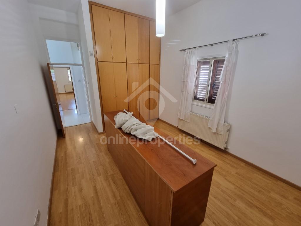 To change image, hover mouse over thumbnails below