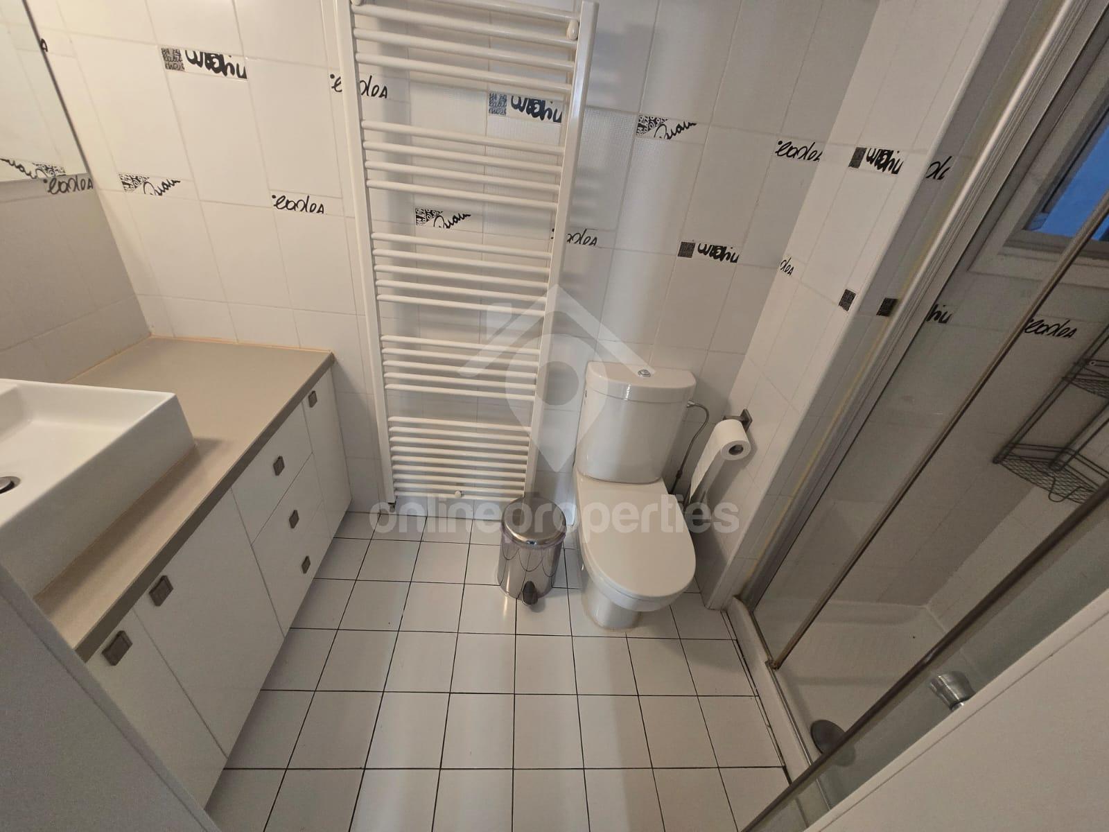 To change image, hover mouse over thumbnails below