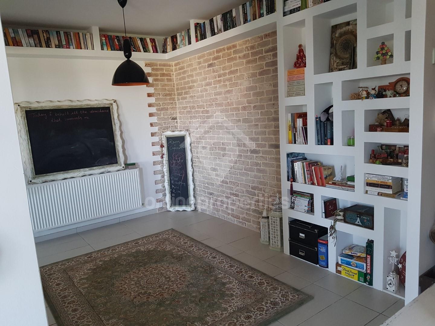 To change image, hover mouse over thumbnails below