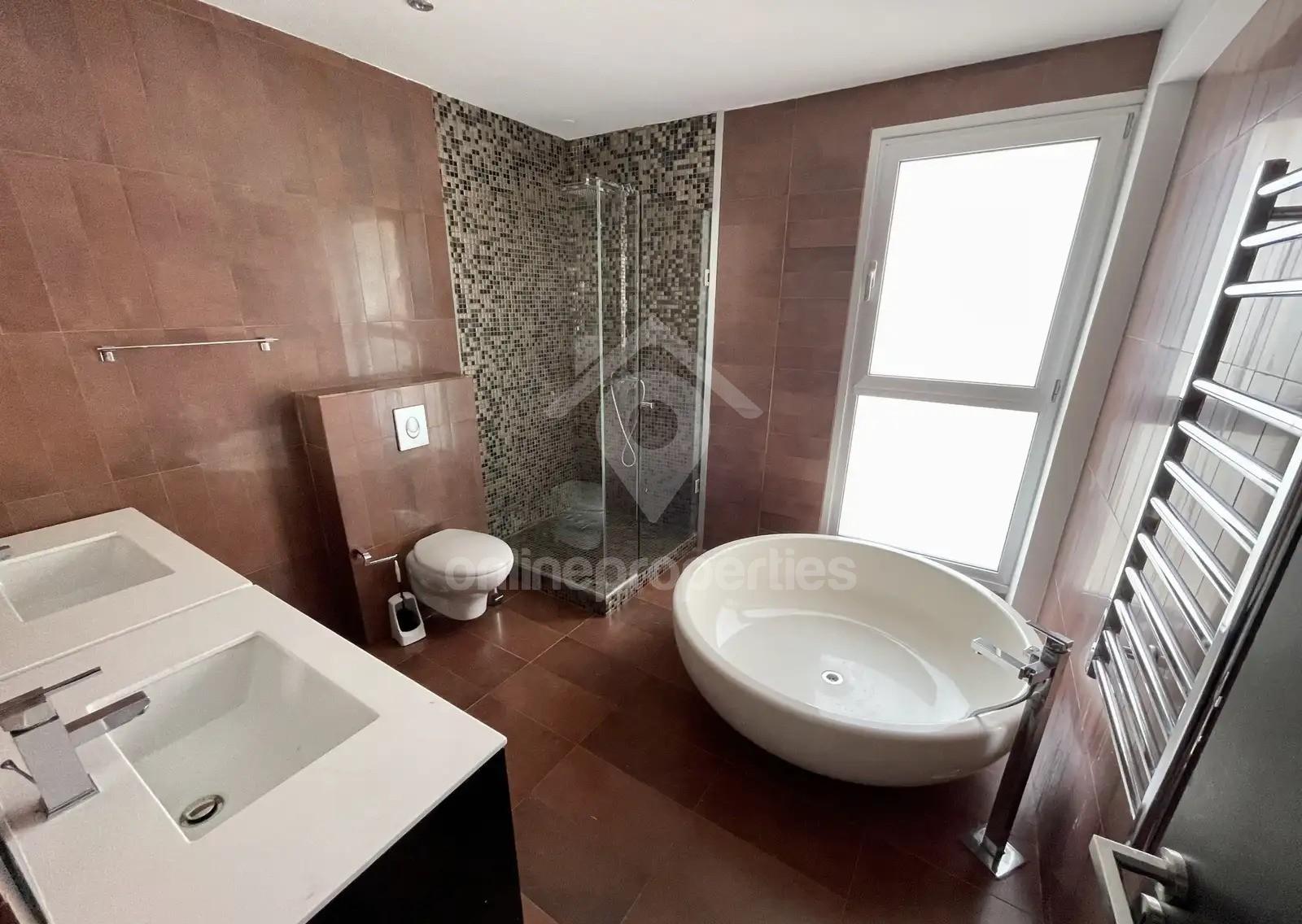 To change image, hover mouse over thumbnails below