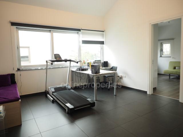 To change image, hover mouse over thumbnails below