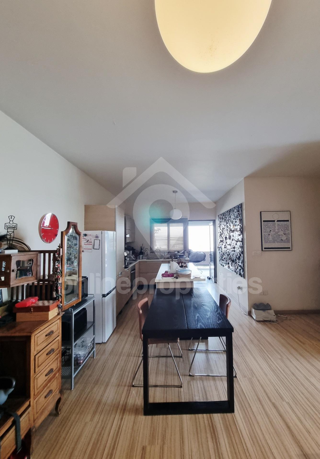 To change image, hover mouse over thumbnails below