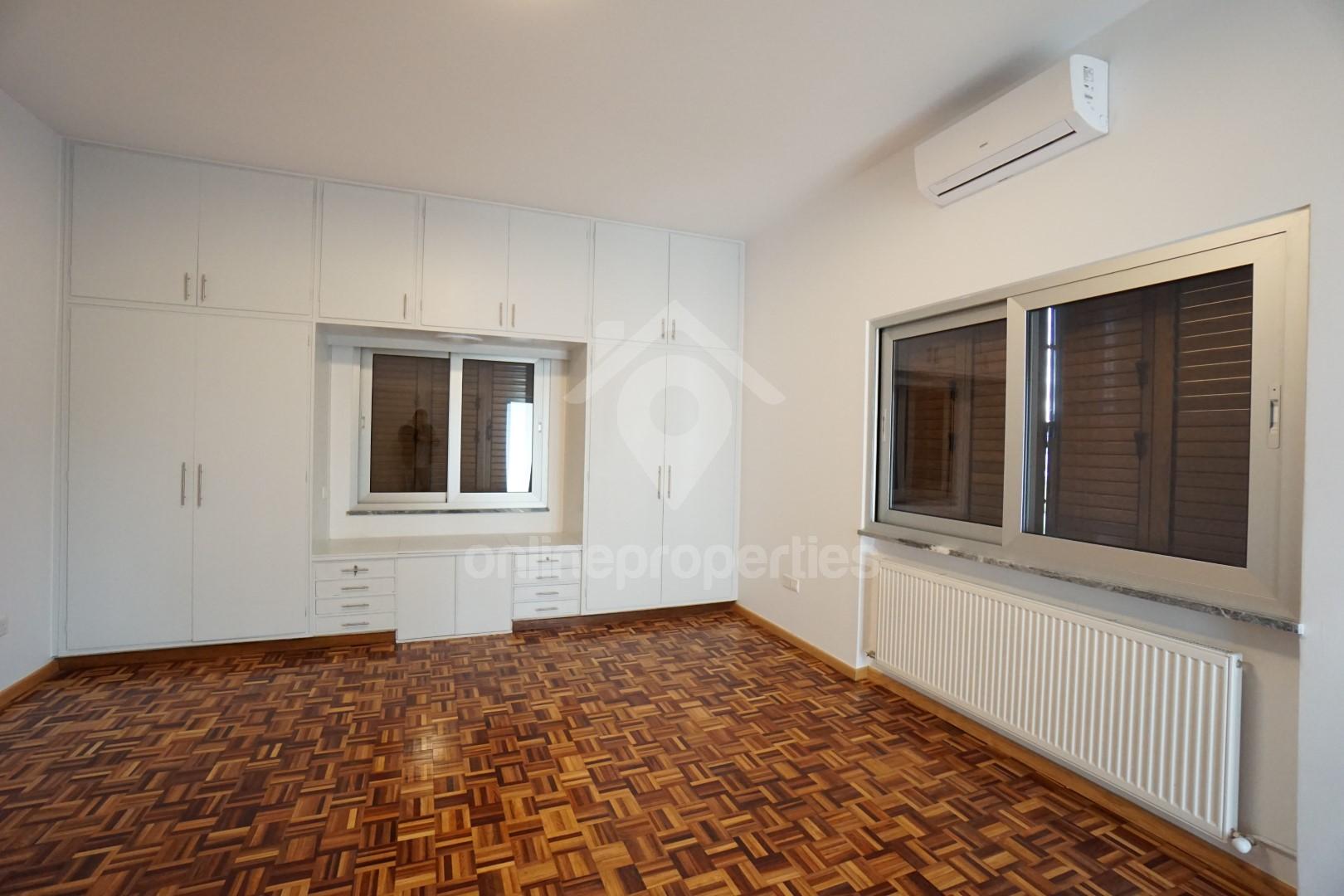 To change image, hover mouse over thumbnails below