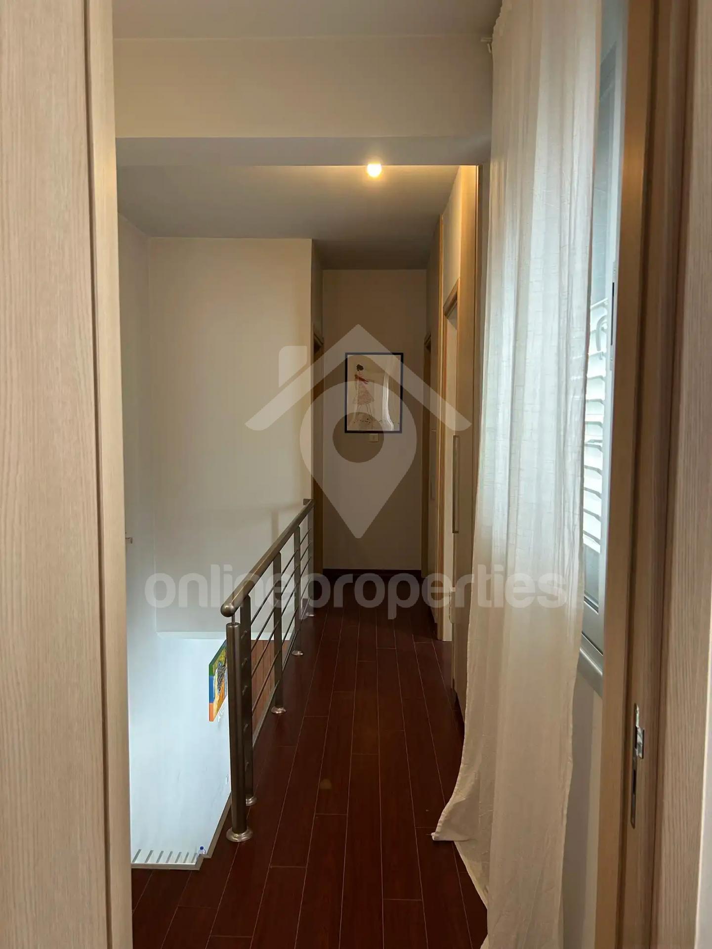 To change image, hover mouse over thumbnails below