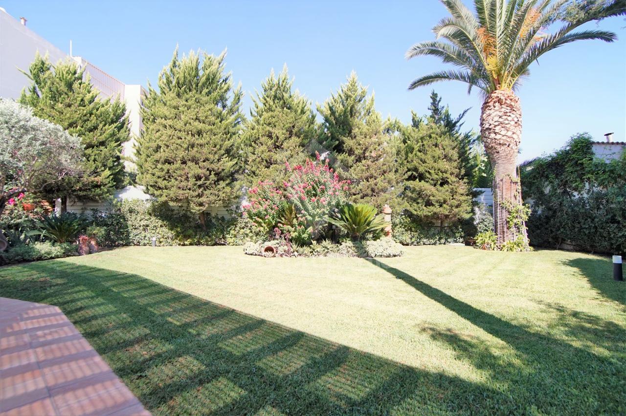 To change image, hover mouse over thumbnails below