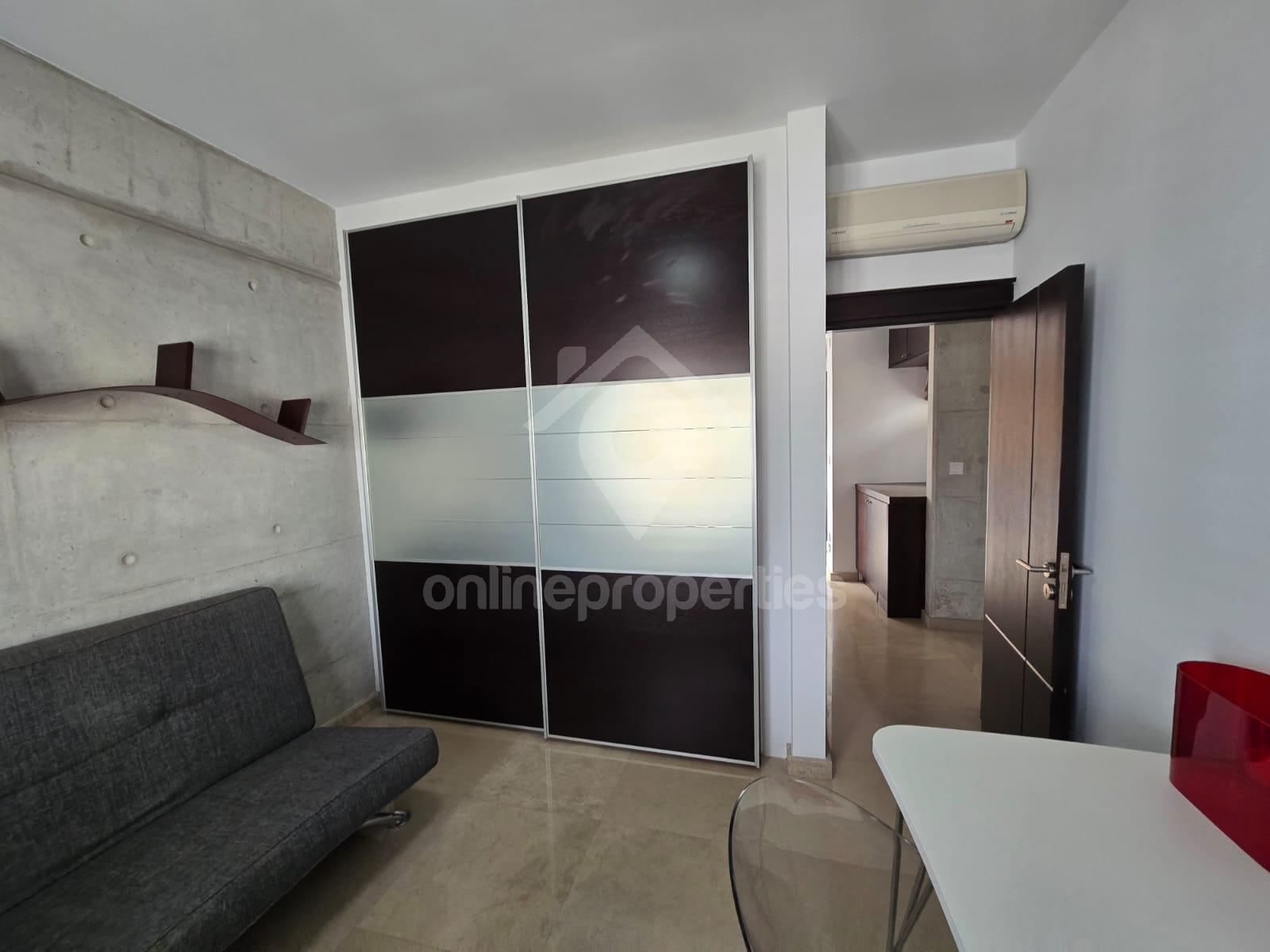 To change image, hover mouse over thumbnails below