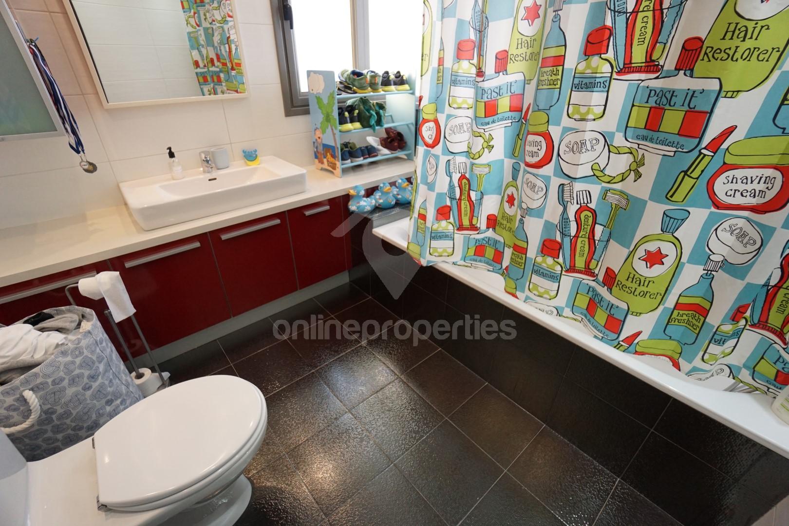 To change image, hover mouse over thumbnails below