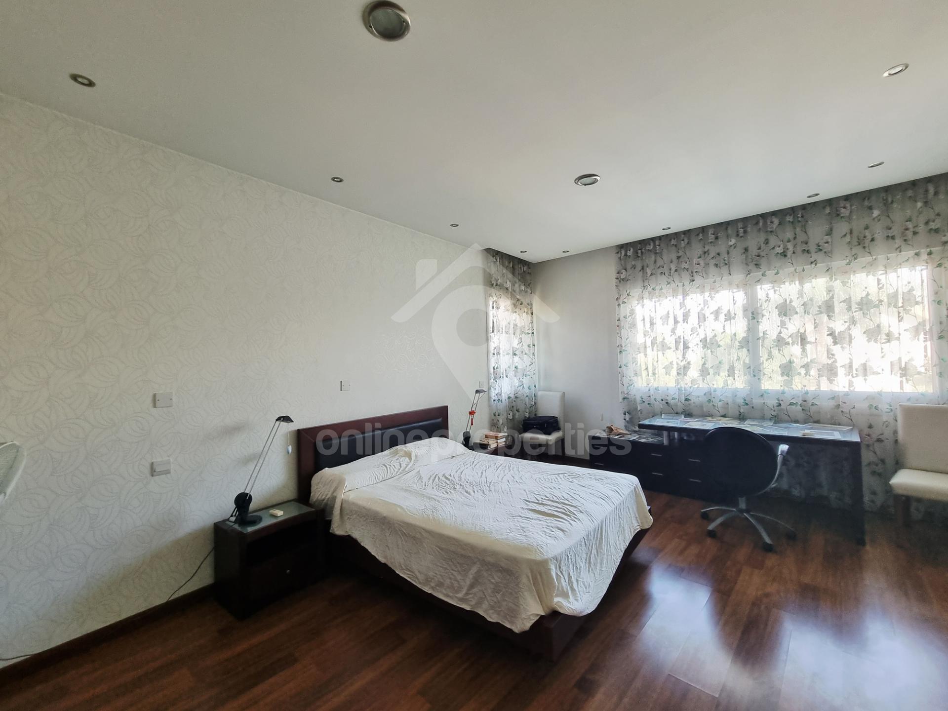 To change image, hover mouse over thumbnails below